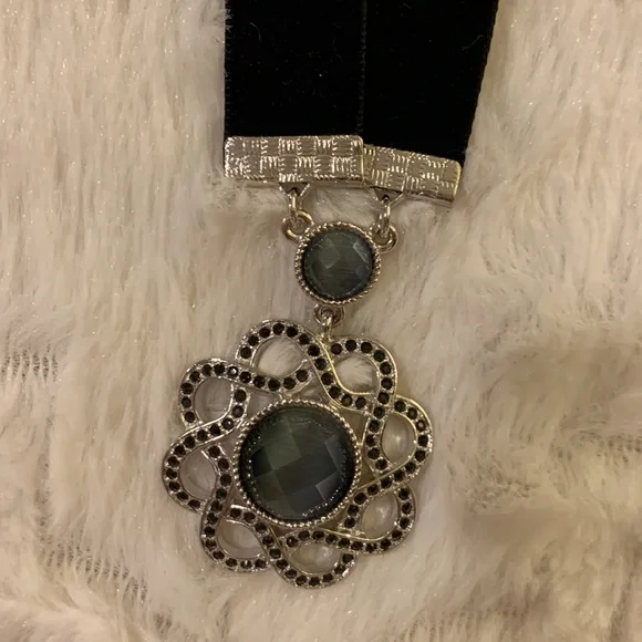 V&A Hematite Necklace.Stunning.Black velvet - Picture 2 of 7